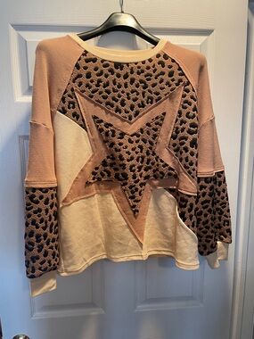 XOXO Tan Leopard Print Sweater Top. Over sized small, more medium
BOHO for sure